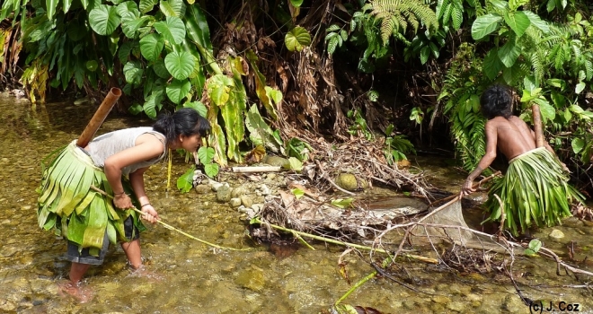 indonesie tribu hommes fleur