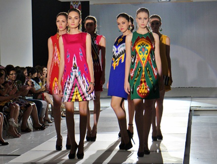 khan atlas soie d'Ouzbékistan ouzbekistan khan atlas sur le podium